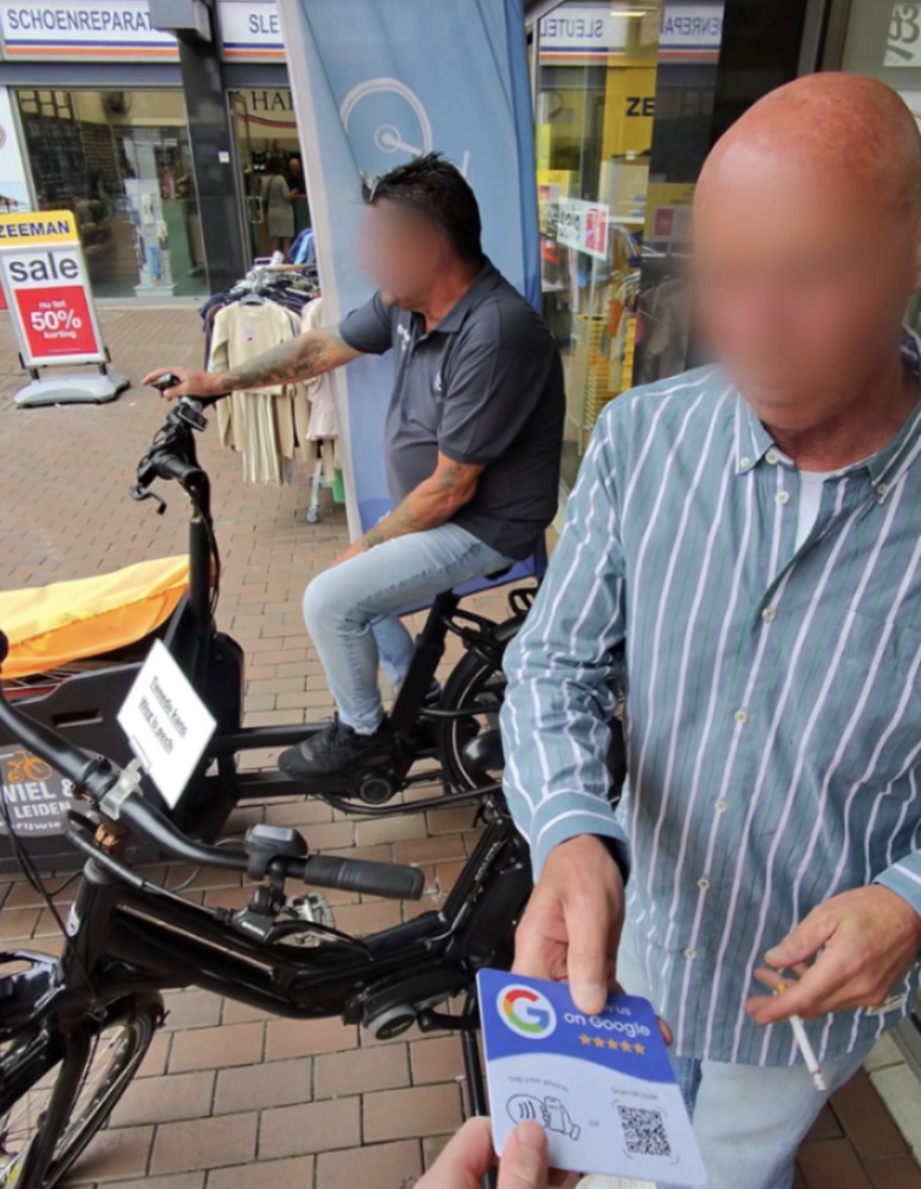 Apresentação de uma plaquinha de avaliação Google para um negócio local
