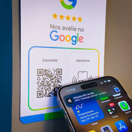 Celular aproximando de uma solução NFC para avaliação Google